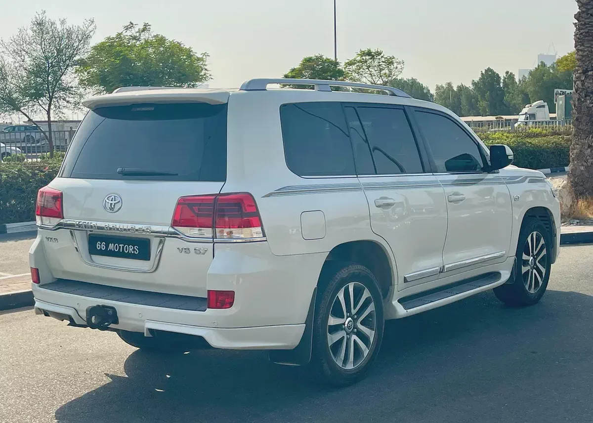 2019 Toyota Land Cruiser VXR 5.7L V8 | GCC Specs | White | 8-Seater | Full Option-4-4