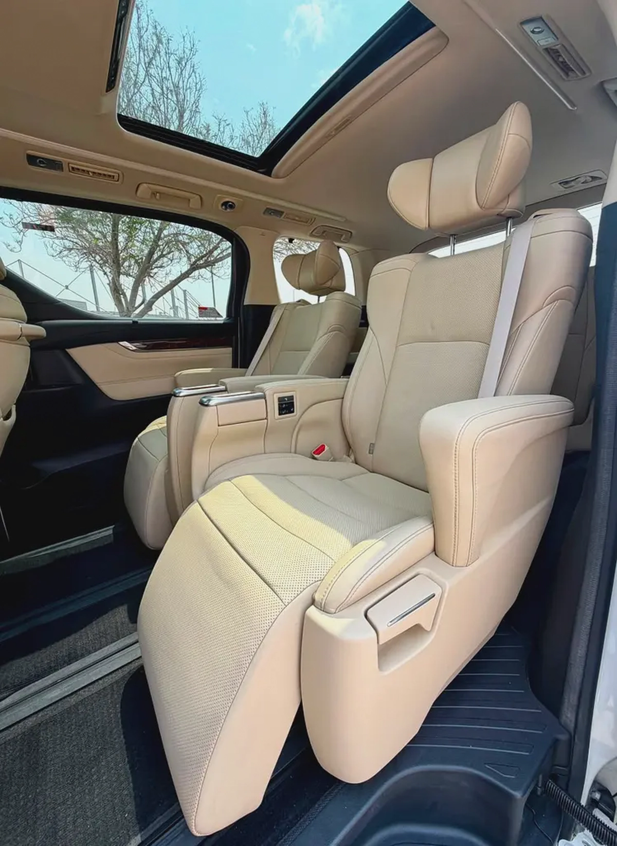 Toyota Alphard 2019 Base Model - Spacious & Luxury MPV-14-14