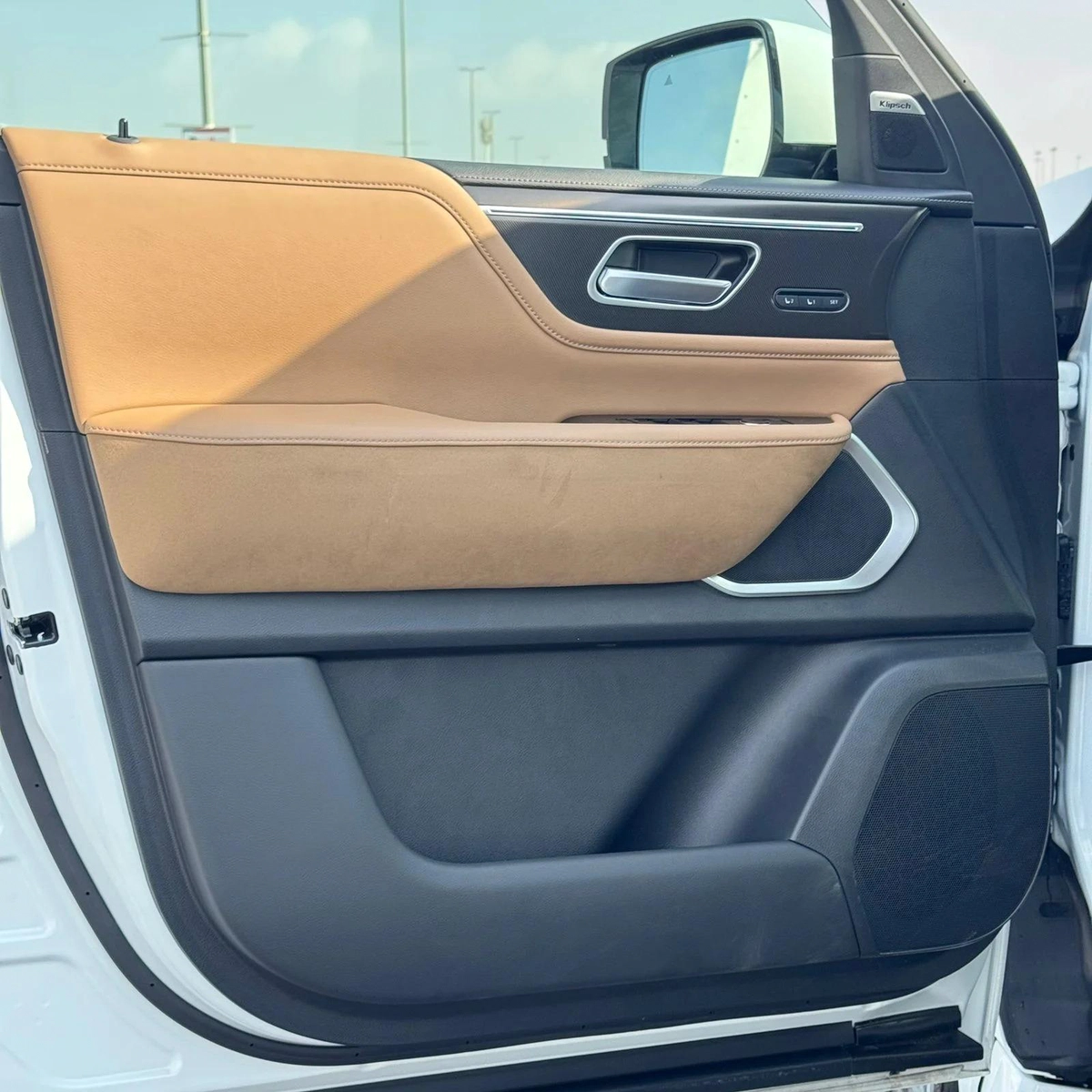 INFINITI QX80 LUXE 2025 | WHITE-4-4