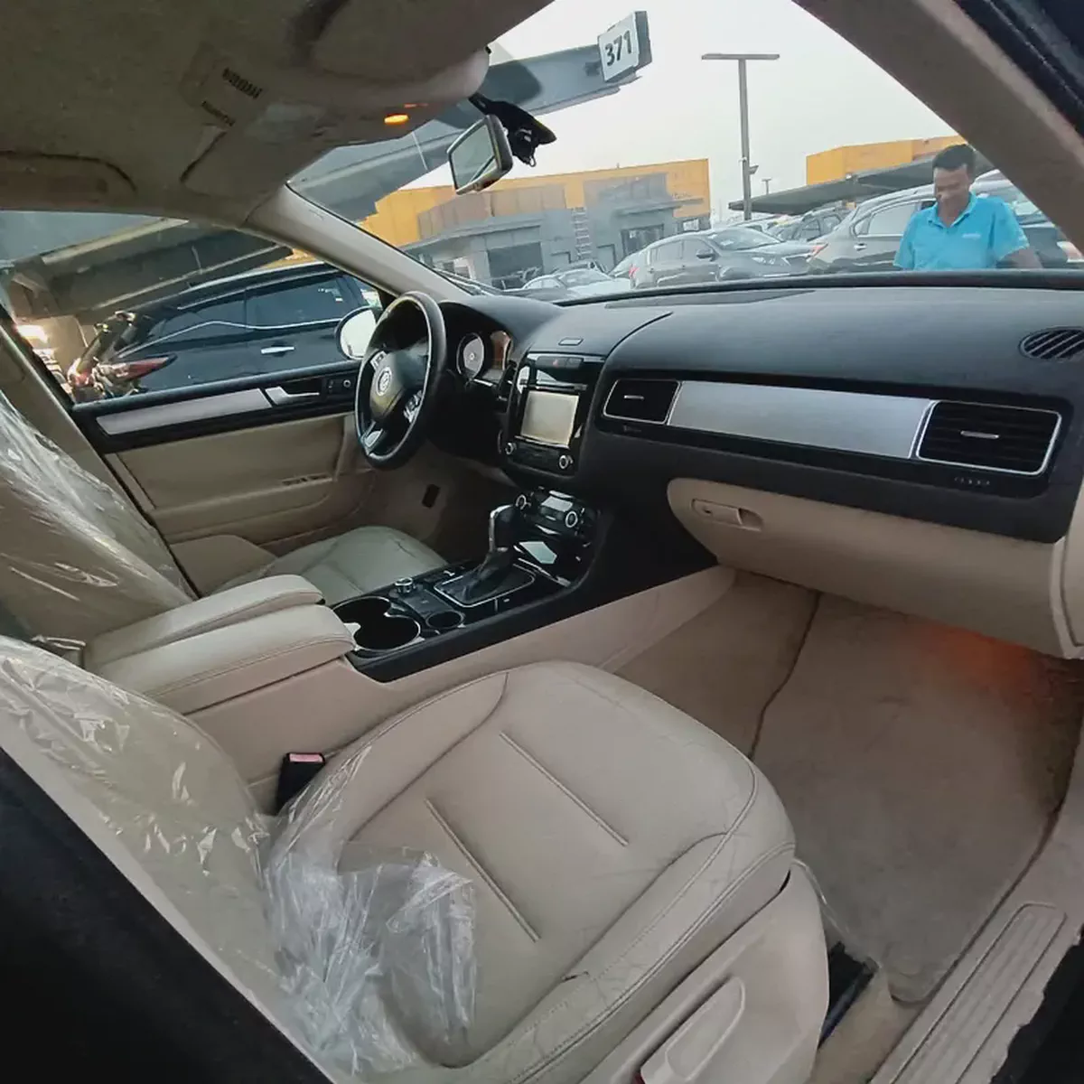 Well Maintained 2012 Volkswagen Touareg - GCC Specs-9-9