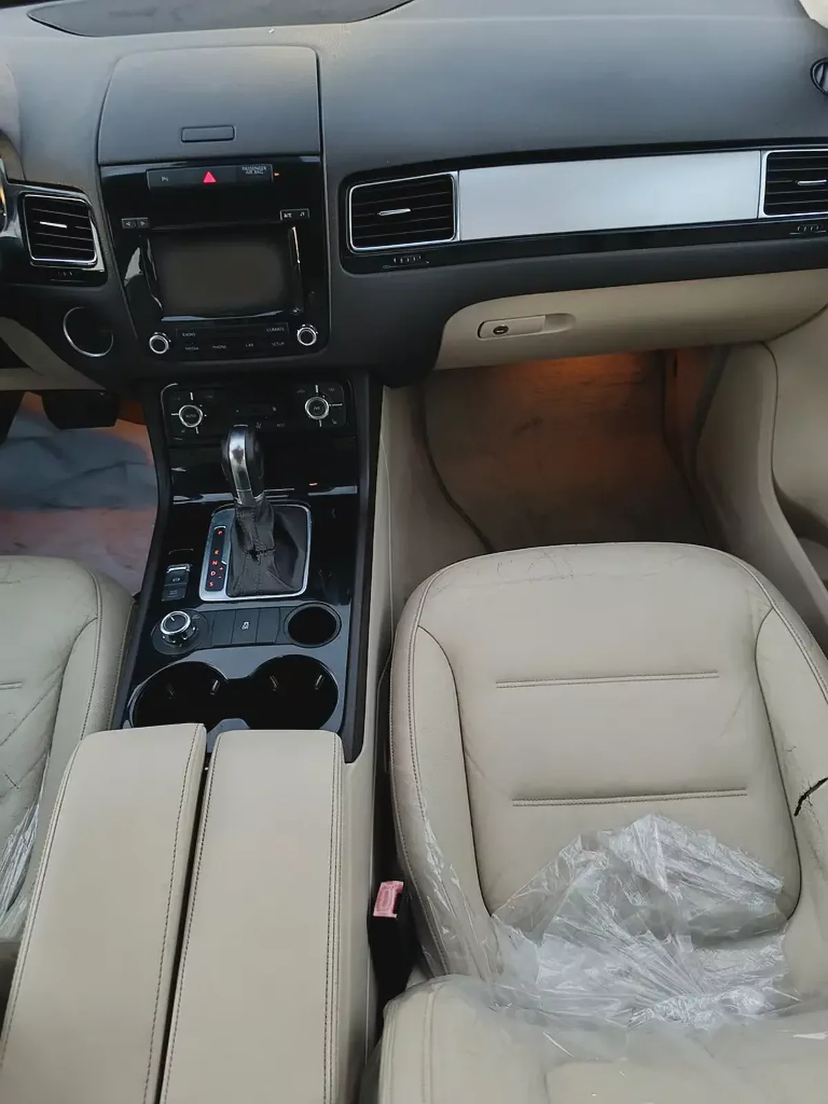Well Maintained 2012 Volkswagen Touareg - GCC Specs-4-4