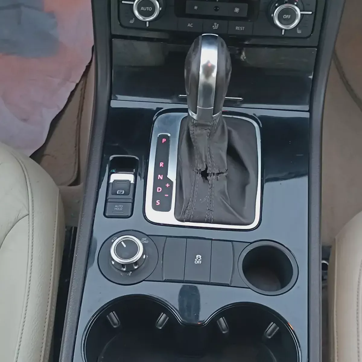 Well Maintained 2012 Volkswagen Touareg - GCC Specs-5-5