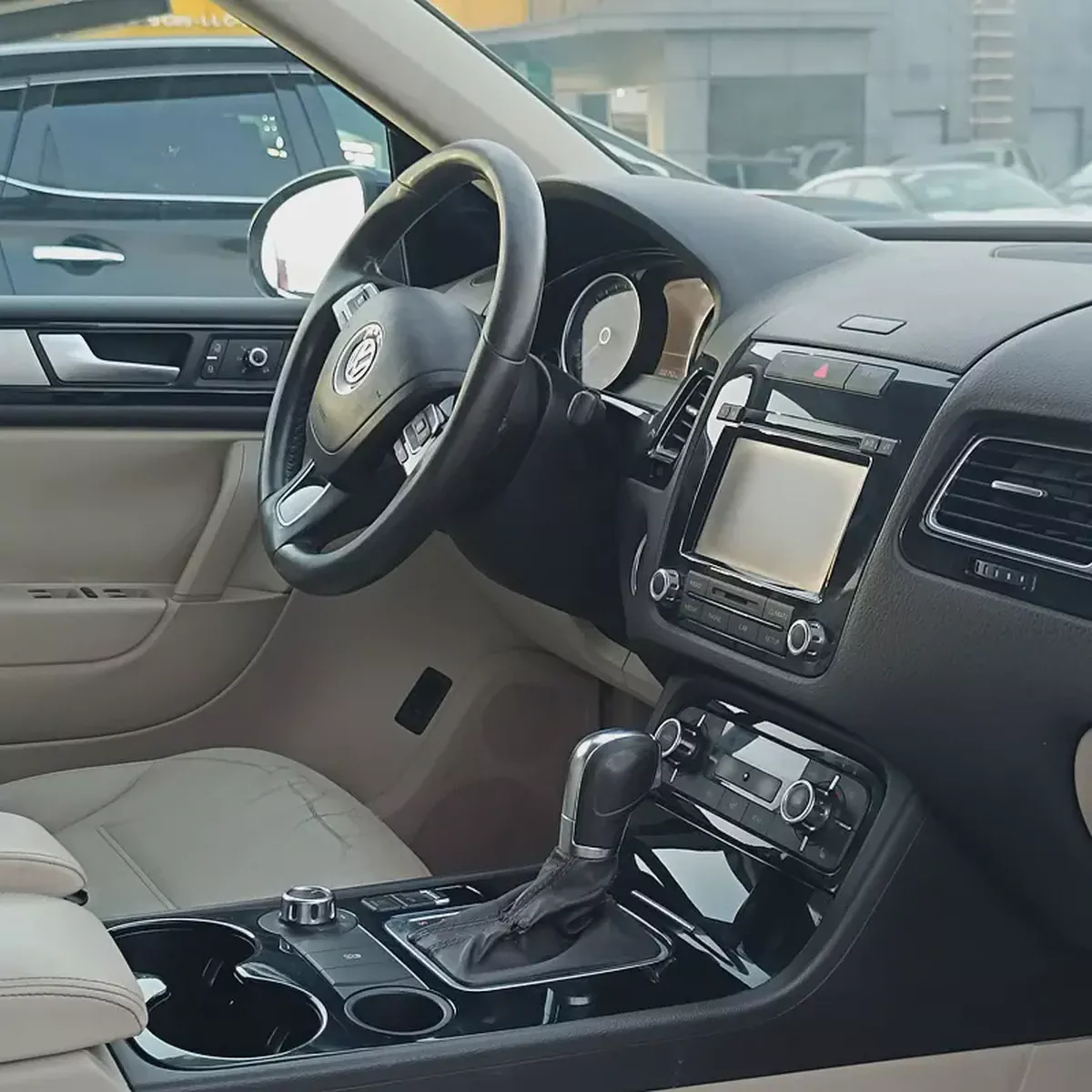 Well Maintained 2012 Volkswagen Touareg - GCC Specs-7-7