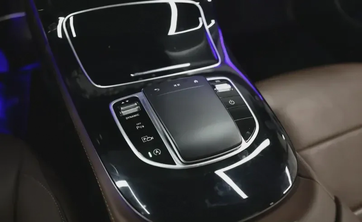 Mercedes-Benz E-Class E 200-5-5