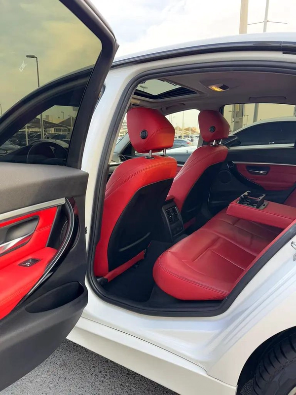BMW 3-Series 320i 2017 - Canadian Specs - Excellent Condition
