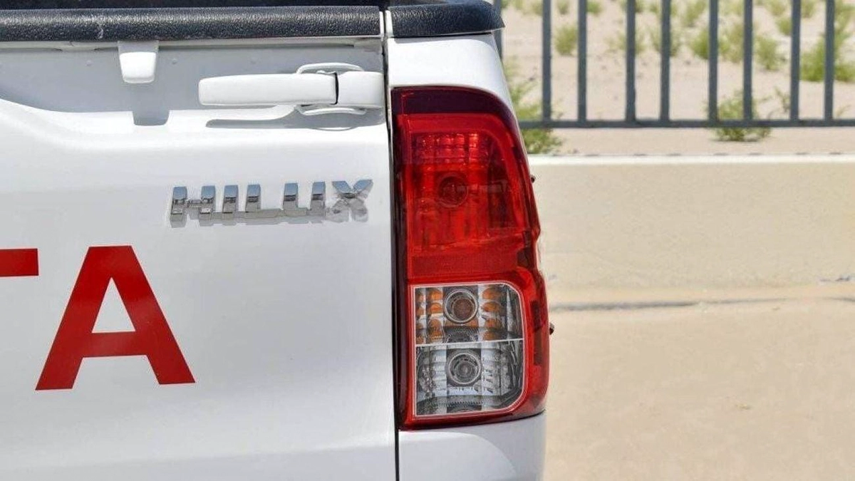 Toyota Hilux SGLX HILUX 2.7L AT PETROL 2024 MED OPTION-7-0