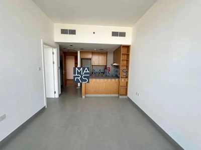 Elegant One-Bedroom Apartment with Stunning Views, No Balcony: Modern Design, Prime Location-1