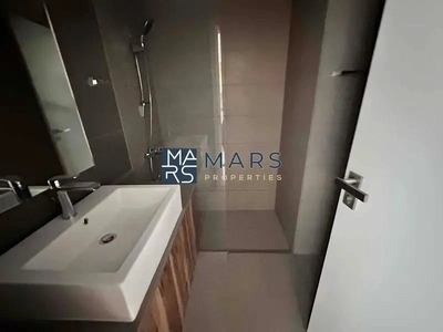 Elegant One-Bedroom Apartment with Stunning Views, No Balcony: Modern Design, Prime Location-4