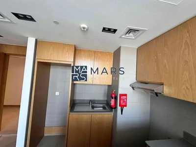 Elegant One-Bedroom Apartment with Stunning Views, No Balcony: Modern Design, Prime Location-5