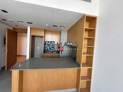 Elegant One-Bedroom Apartment with Stunning Views, No Balcony: Modern Design, Prime Location-6