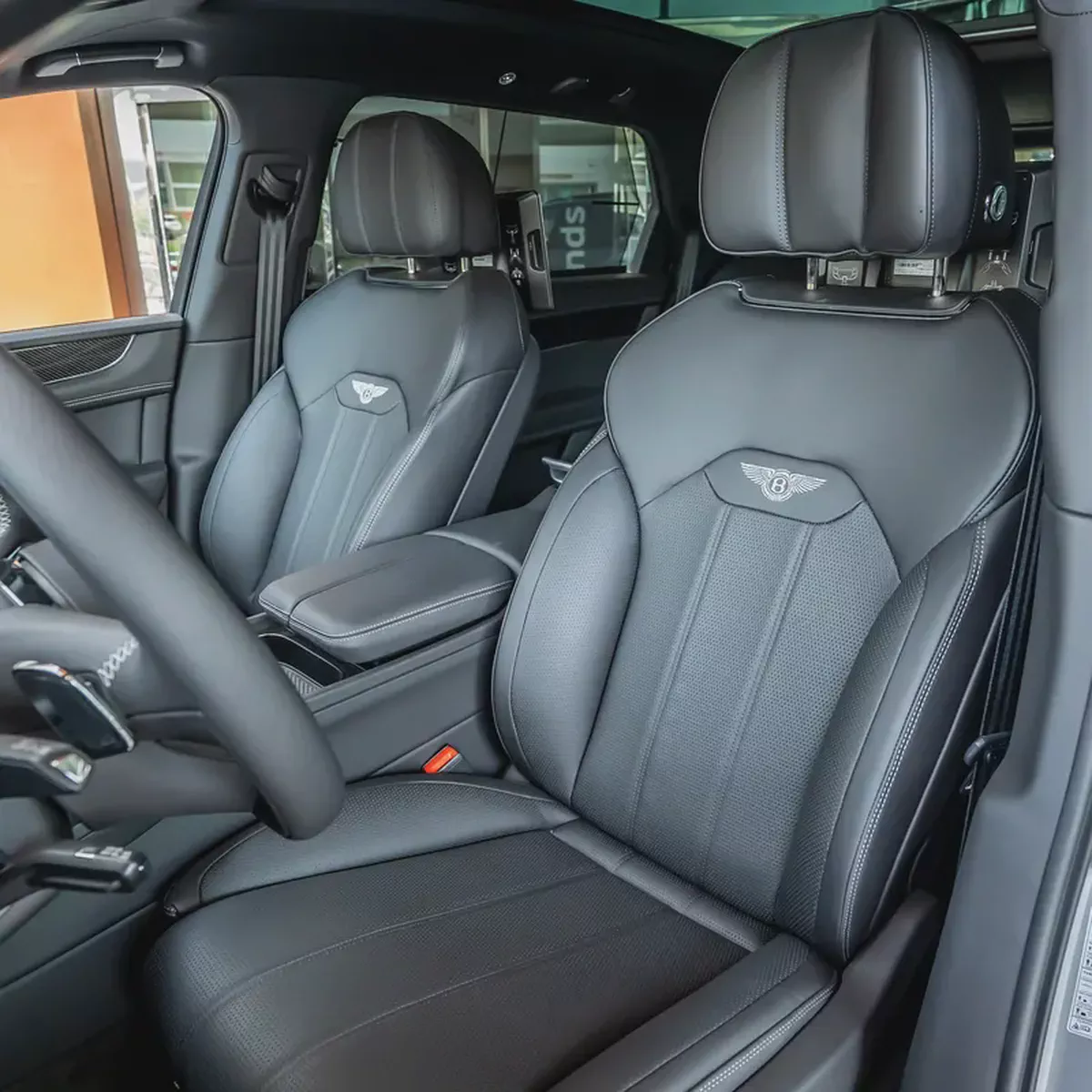 Bentley Bentayga EWB V8 2023  DONE ONLY 300KM-10-10