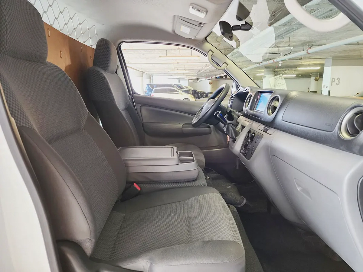 Nissan Urvan NV350 3 Seater 2022 GCC Specs - Manual - Excellent Condition