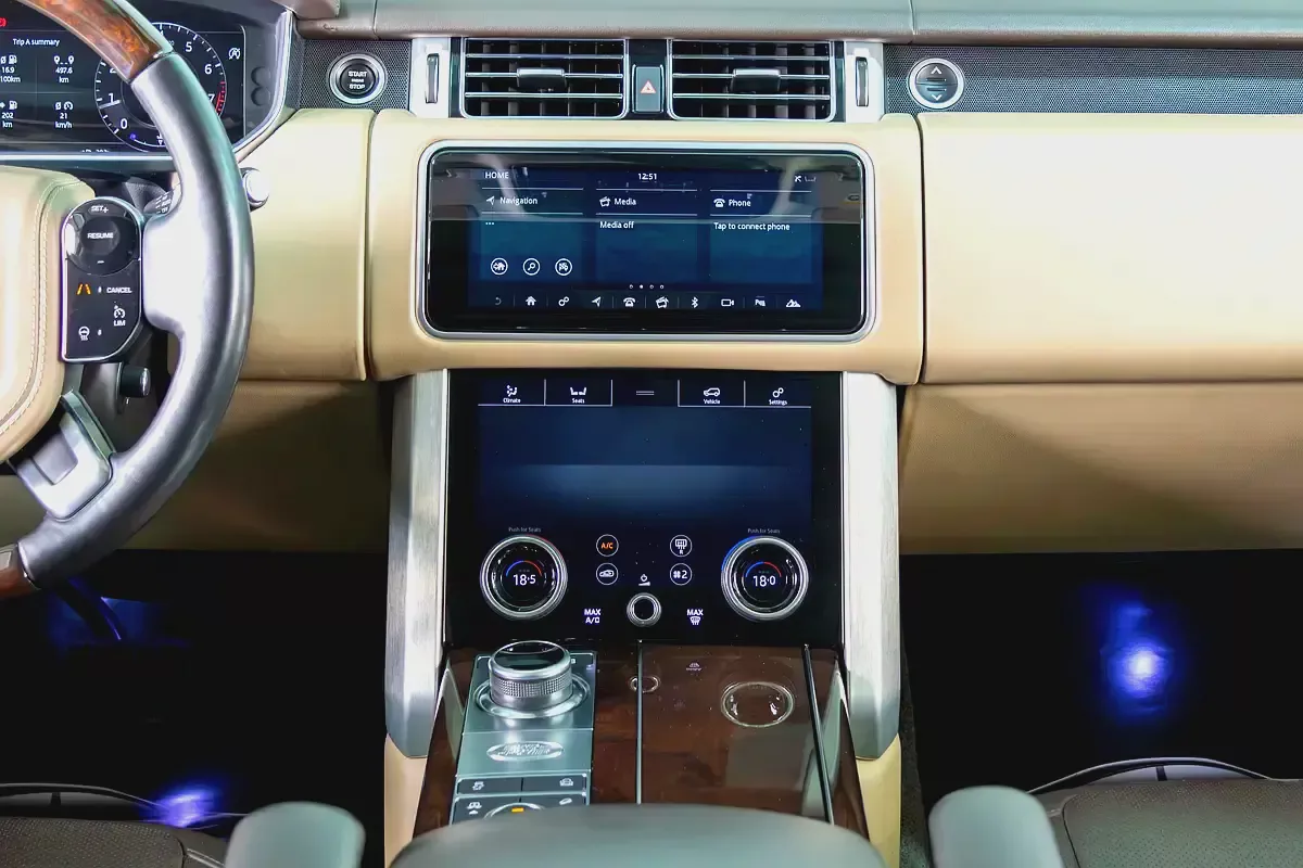 Range Rover Vogue Long Wheel Base-GCC-SVO Kit-Full Service History Available-Under Warranty-19-19