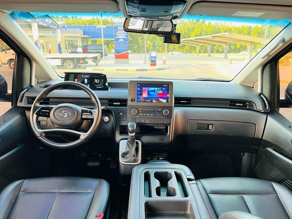 Hyundai Staria 11 seat