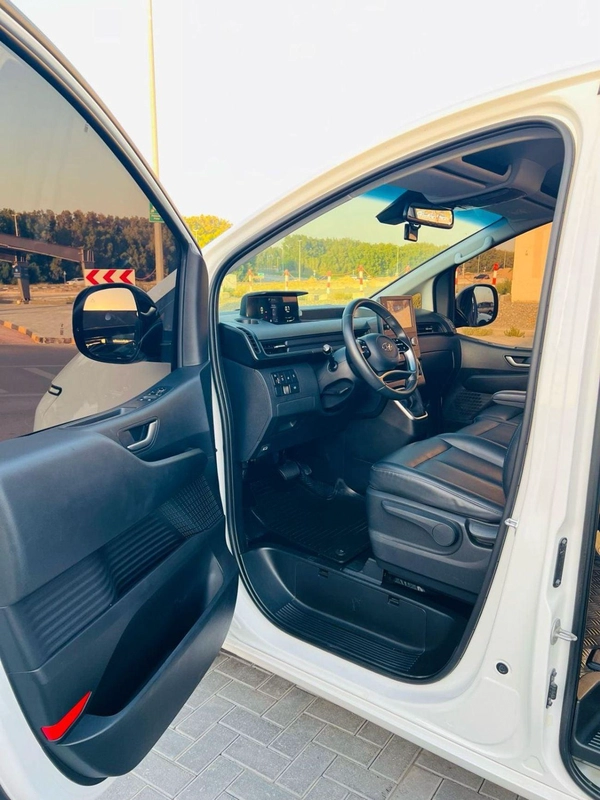 Hyundai Staria 11 seat