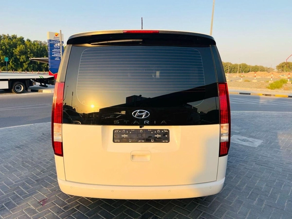 Hyundai Staria 11 seat