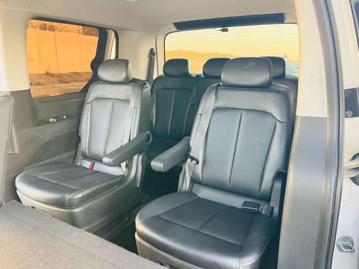 Hyundai Staria 11 seat-16-16