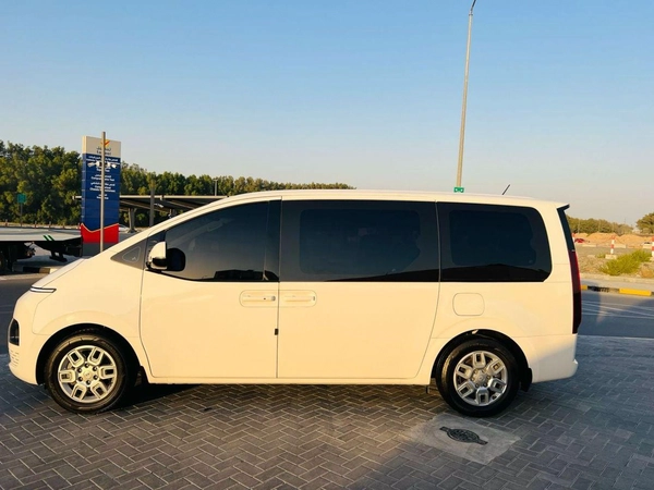 Hyundai Staria 11 seat