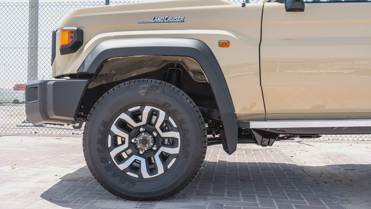 2026 Toyota Land Cruiser LC76 2.8L AT Diesel (Beige-Brown) Full Option-5-5