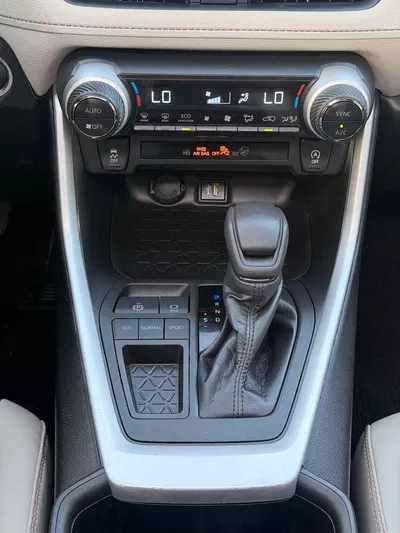 Toyota RAV4 XLE 2.5L / sunroof, leather seats/ full option 2023-9