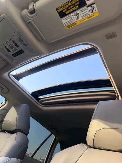 Toyota RAV4 XLE 2.5L / sunroof, leather seats/ full option 2023-11