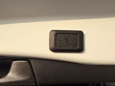 Toyota RAV4 XLE 2.5L / sunroof, leather seats/ full option 2023-21