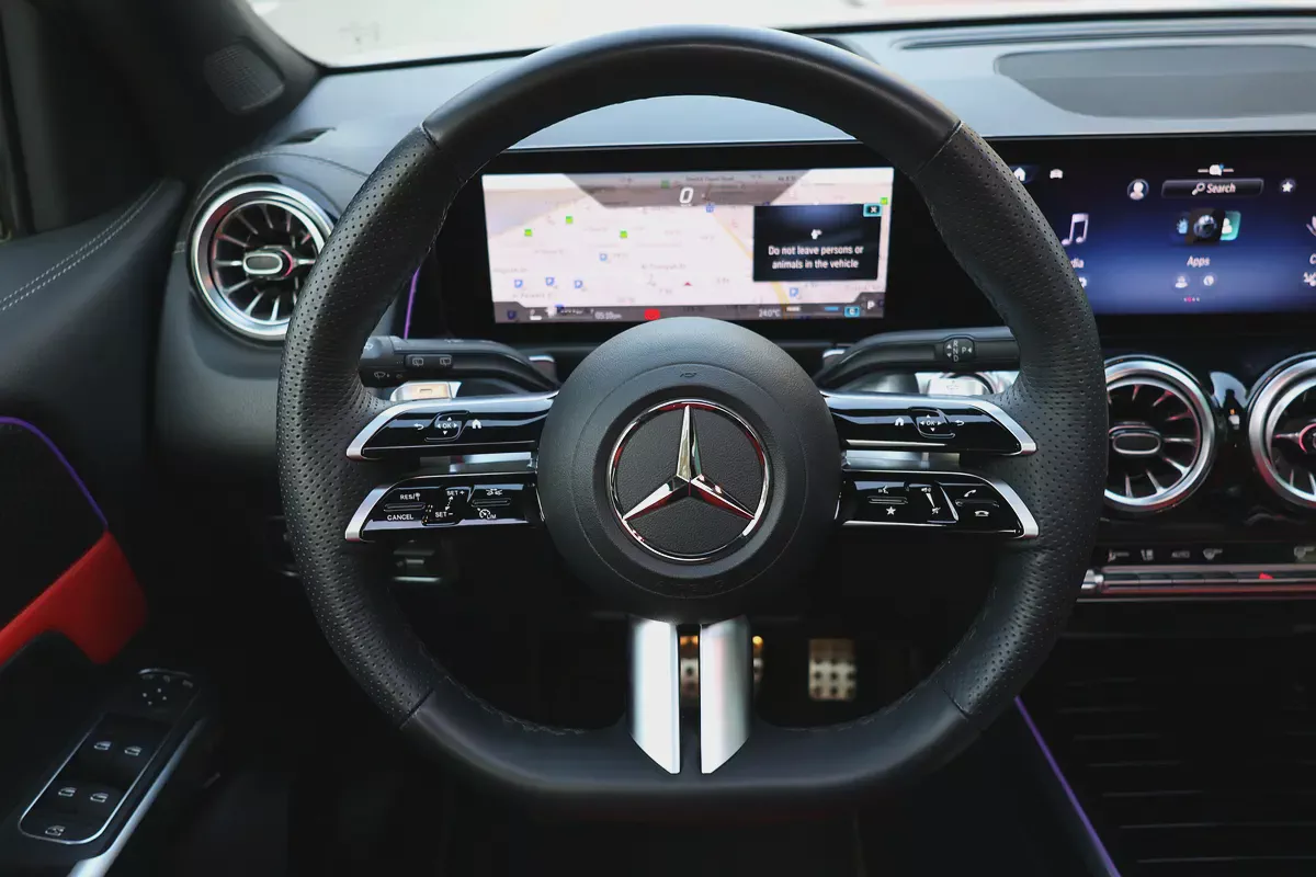 MERCEDES-BENZ GLB 250-2025-8000KM-GCC SPECS-UNDER WARRANTY  SERVICE FROM MRCEDES DEALER-13-13
