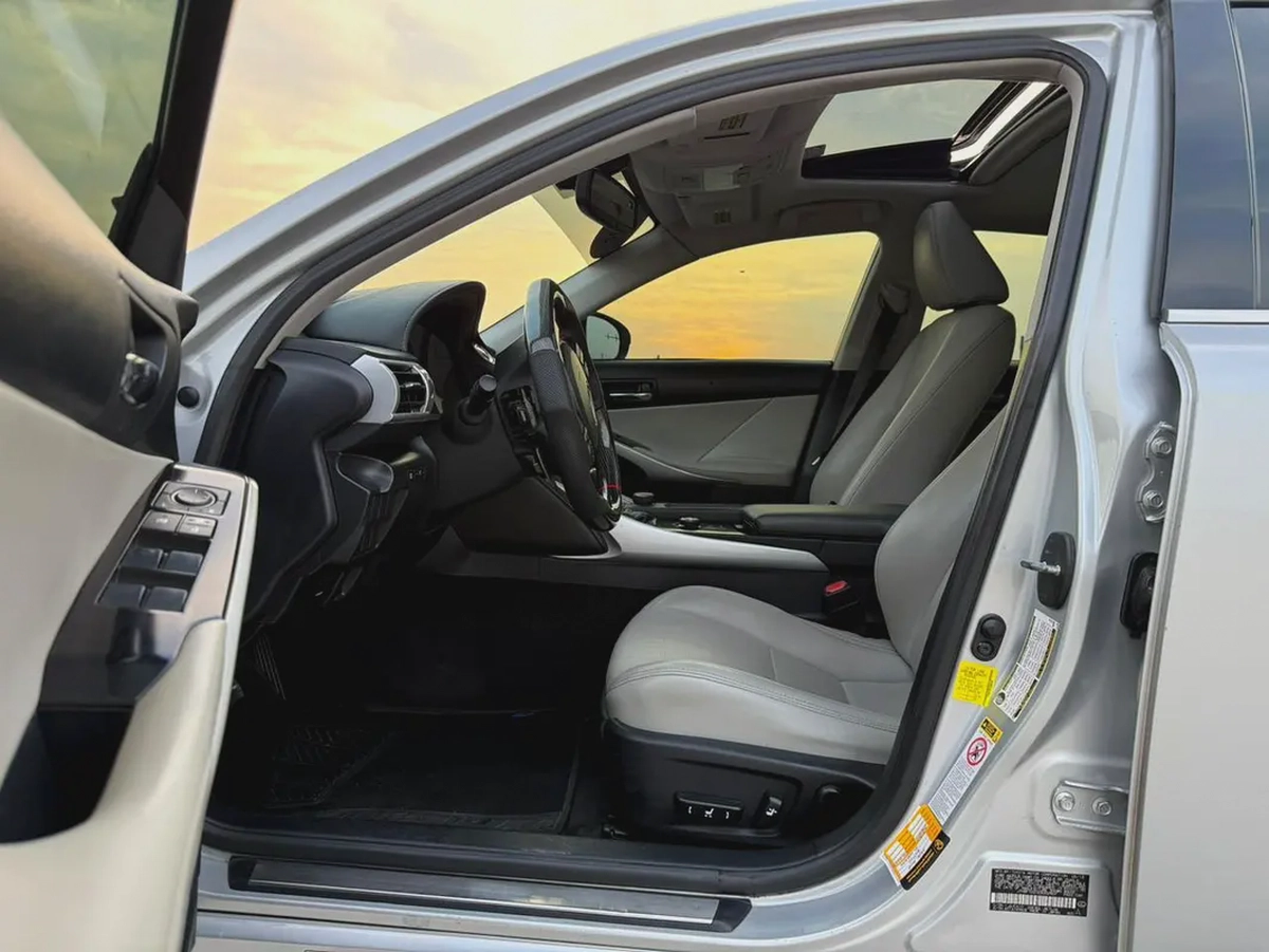 Lexus IS250 - 2014  American specs, in excellent condition, requires no maintenance.-6-6