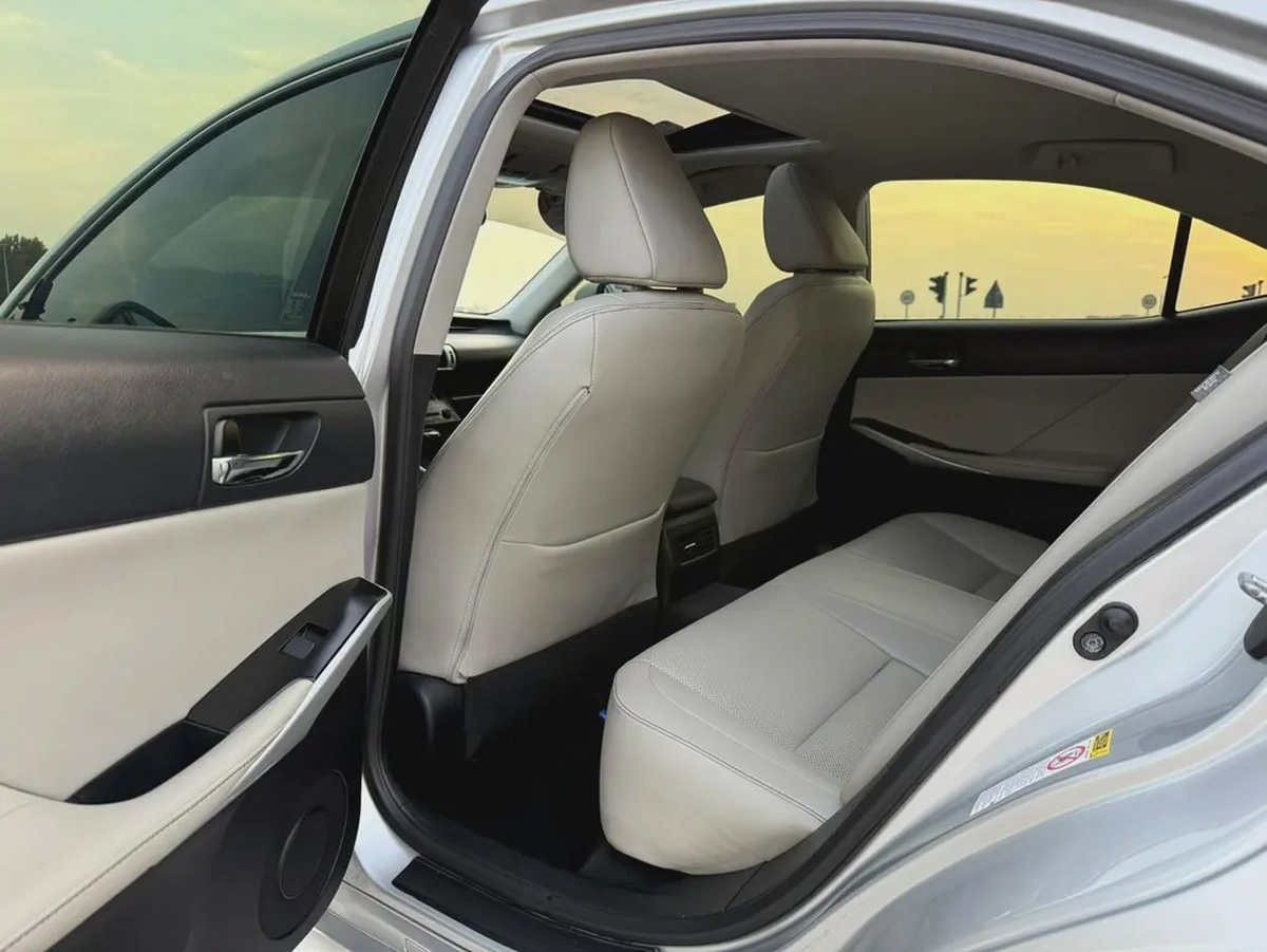 Lexus IS250 - 2014  American specs, in excellent condition, requires no maintenance.-7-7