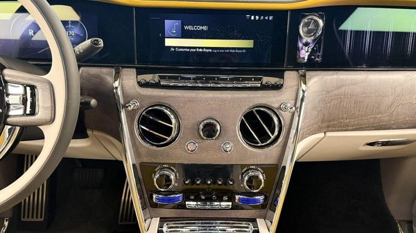 Rolls Royce Cullinan STD Rolls Royce Cullinan Silver Badge - 2025 - Bespoke Color Edition