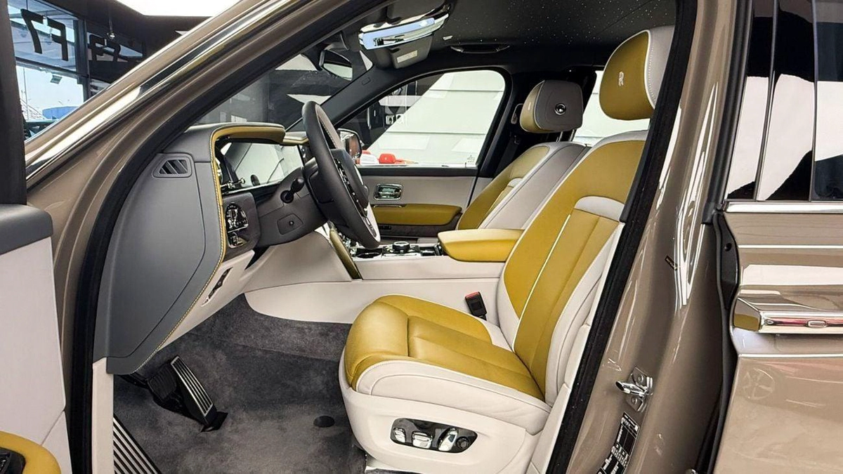 Rolls Royce Cullinan STD Rolls Royce Cullinan Silver Badge - 2025 - Bespoke Color Edition-9-9