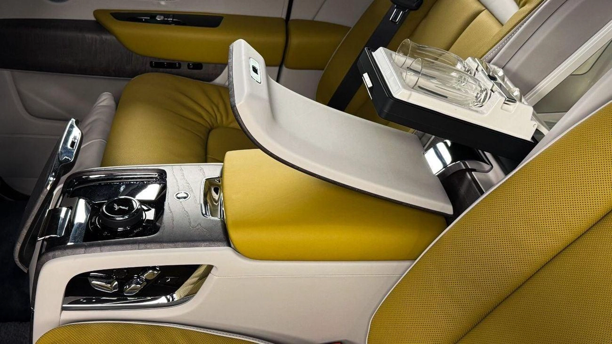 Rolls Royce Cullinan STD Rolls Royce Cullinan Silver Badge - 2025 - Bespoke Color Edition-13-13