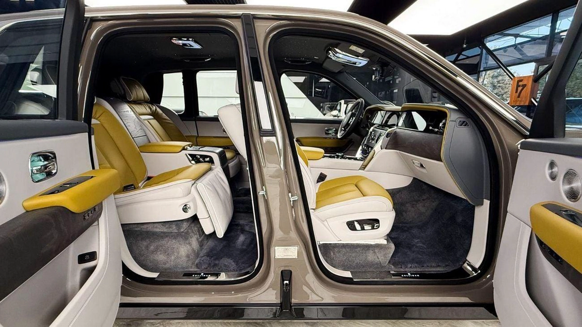 Rolls Royce Cullinan STD Rolls Royce Cullinan Silver Badge - 2025 - Bespoke Color Edition-15-15