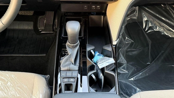 Toyota Camry GLE HEV Toyota Camry HEV LV Hybrid 2.5L  (GCC) - 2025