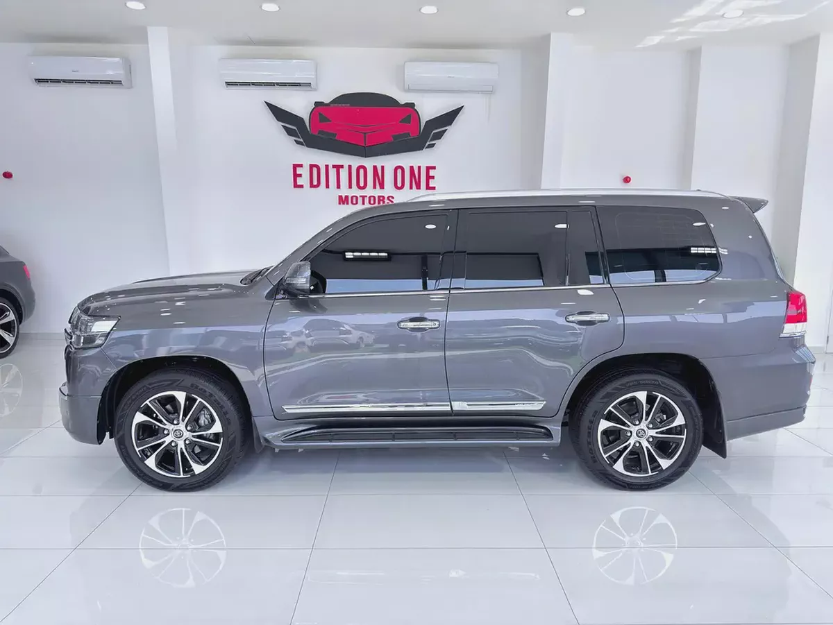 Toyota Land Cruiser 2021 GXR Grand Touring - GCC Specs - Immaculate Condition-3-3