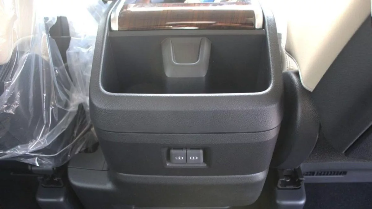 Toyota Granvia PREMIUM TOYOTA GRANVIA 2.8L WAGON 6 SEATS AT WG3-3-3