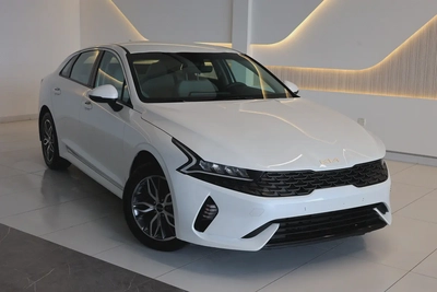 KIA K5 BASE - GCC SPECS - UNDER WARRANTY - FULL SERVICE HISTORY - ACCIDENT FREE - EXCELENT CONDITION-1