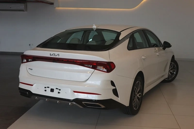 KIA K5 BASE - GCC SPECS - UNDER WARRANTY - FULL SERVICE HISTORY - ACCIDENT FREE - EXCELENT CONDITION-5