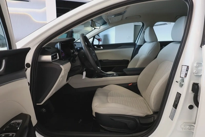 KIA K5 BASE - GCC SPECS - UNDER WARRANTY - FULL SERVICE HISTORY - ACCIDENT FREE - EXCELENT CONDITION-9