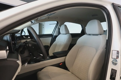 KIA K5 BASE - GCC SPECS - UNDER WARRANTY - FULL SERVICE HISTORY - ACCIDENT FREE - EXCELENT CONDITION-11