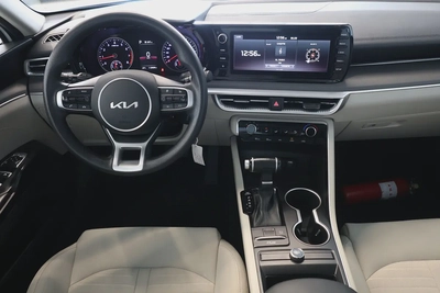 KIA K5 BASE - GCC SPECS - UNDER WARRANTY - FULL SERVICE HISTORY - ACCIDENT FREE - EXCELENT CONDITION-12