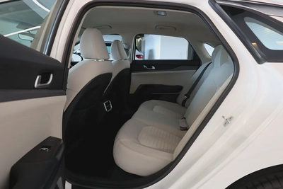 KIA K5 BASE - GCC SPECS - UNDER WARRANTY - FULL SERVICE HISTORY - ACCIDENT FREE - EXCELENT CONDITION-17