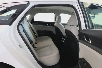 KIA K5 BASE - GCC SPECS - UNDER WARRANTY - FULL SERVICE HISTORY - ACCIDENT FREE - EXCELENT CONDITION-18