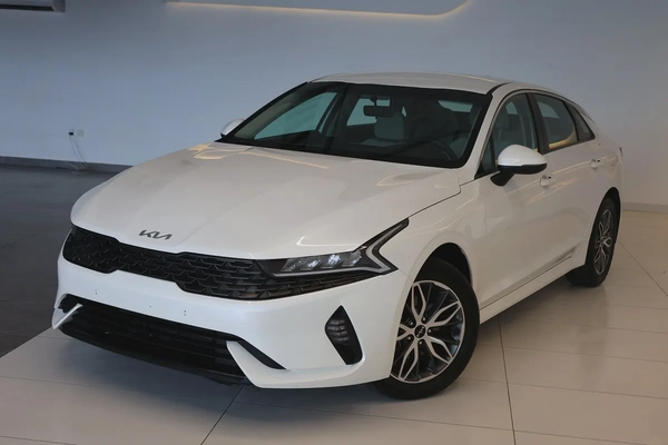 KIA K5 BASE - GCC SPECS - UNDER WARRANTY - FULL SERVICE HISTORY - ACCIDENT FREE - EXCELENT CONDITION