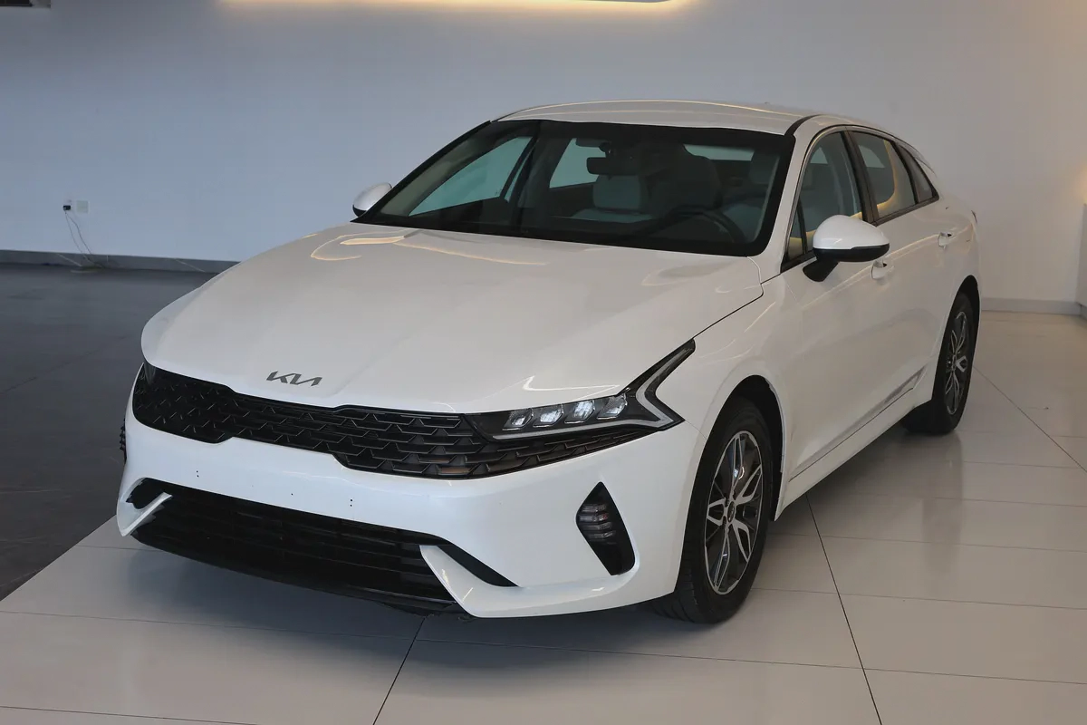 KIA K5 BASE - GCC SPECS - UNDER WARRANTY - FULL SERVICE HISTORY - ACCIDENT FREE - EXCELENT CONDITION-2-2