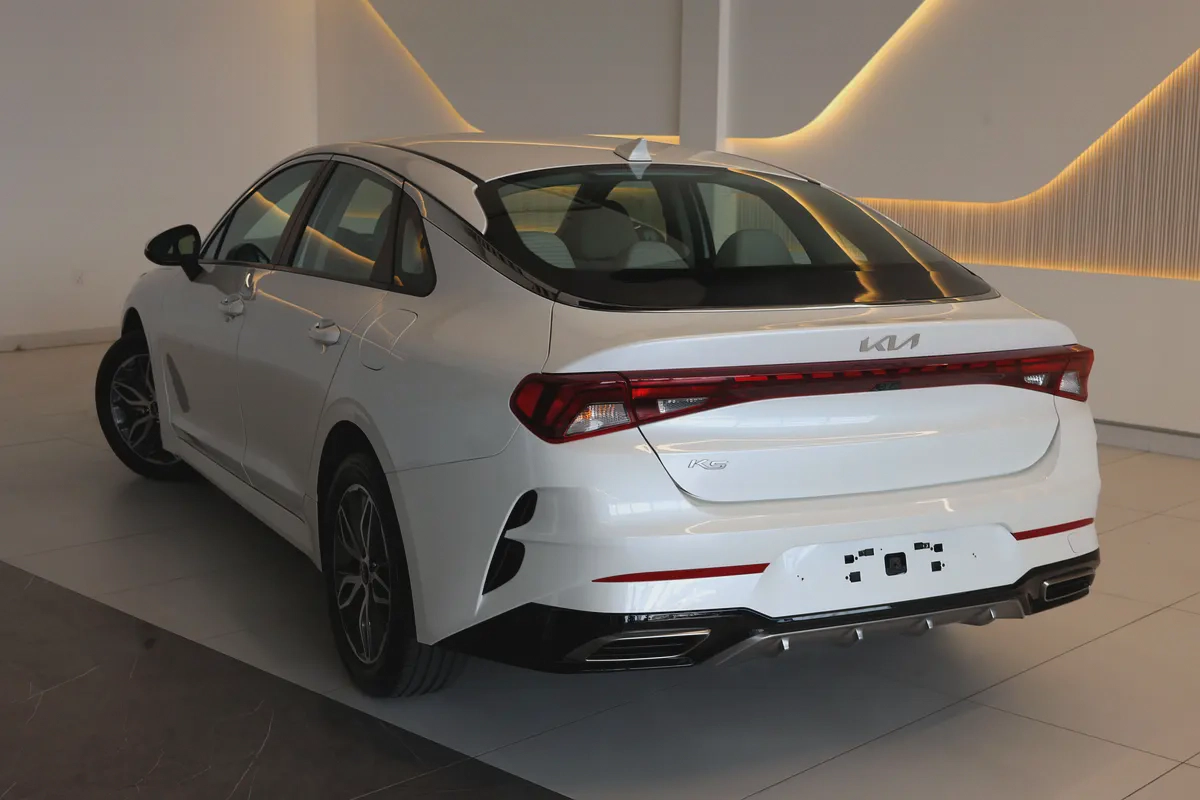 KIA K5 BASE - GCC SPECS - UNDER WARRANTY - FULL SERVICE HISTORY - ACCIDENT FREE - EXCELENT CONDITION-4-4