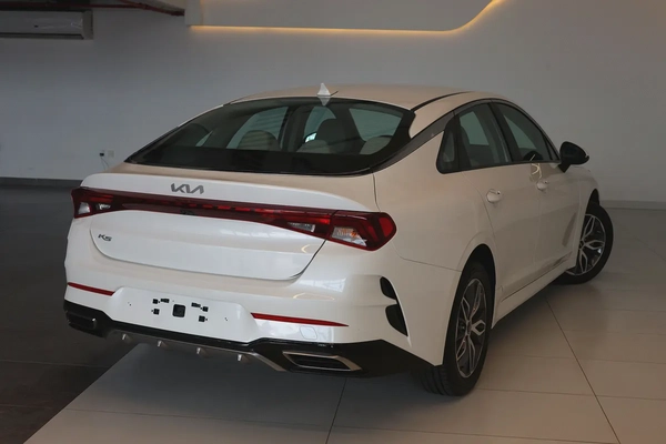 KIA K5 BASE - GCC SPECS - UNDER WARRANTY - FULL SERVICE HISTORY - ACCIDENT FREE - EXCELENT CONDITION