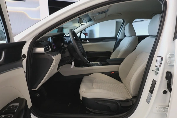 KIA K5 BASE - GCC SPECS - UNDER WARRANTY - FULL SERVICE HISTORY - ACCIDENT FREE - EXCELENT CONDITION