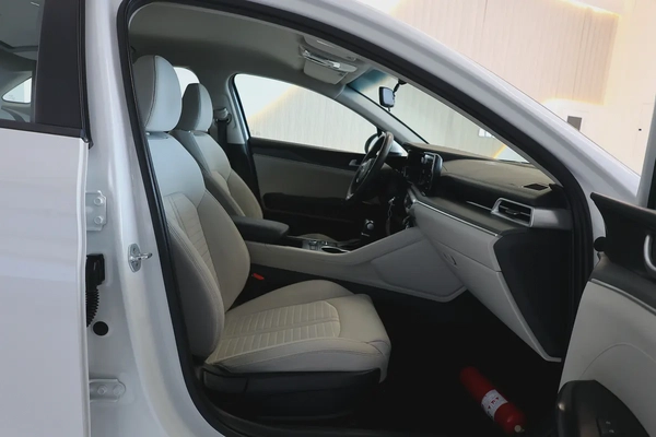 KIA K5 BASE - GCC SPECS - UNDER WARRANTY - FULL SERVICE HISTORY - ACCIDENT FREE - EXCELENT CONDITION