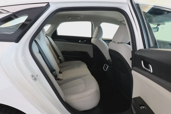 KIA K5 BASE - GCC SPECS - UNDER WARRANTY - FULL SERVICE HISTORY - ACCIDENT FREE - EXCELENT CONDITION